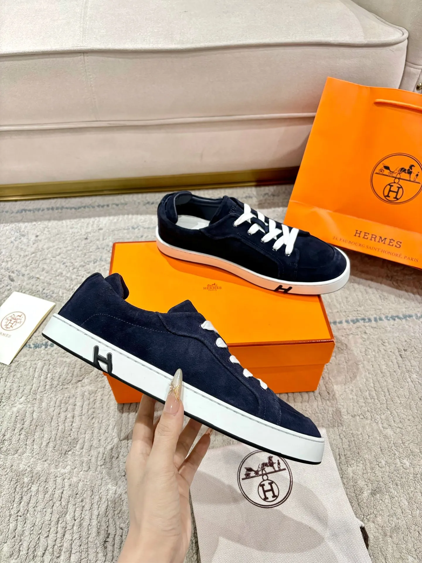 👟👟Ex-factory price 640👟👟 Men's model ➕10 Hermes·Hermès 2025ss new Lucky series men's leather loafers casual sports shoes for women Top version 🔝Original purchase, development and production👍🏻 This Hermès sports shoe is made of calfskin and suede goatskin, with iconic "H" details on the side, creating a dynamic and fashionable style. 💘 💜Material: original imported first-layer cowhide 💛Inner lining: original customized soft sheepskin 💚Sole: original molded non-slip TPU outsole ❤️Sole thickness: about 2.5cm 🤍Number of yards: 35-45👣 (40 for women and 45 for men, custom-made and non-refundable